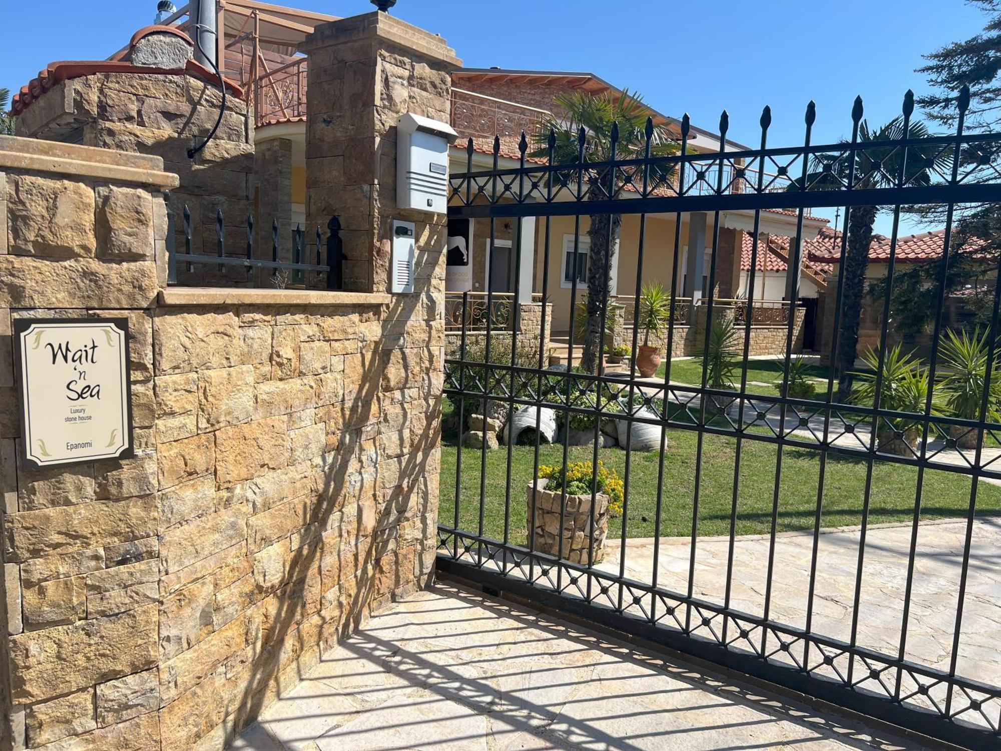 Doormat# Wait 'N Sea, Jacuzzi, Luxury Stone House Apartment Епаноми Екстериор снимка